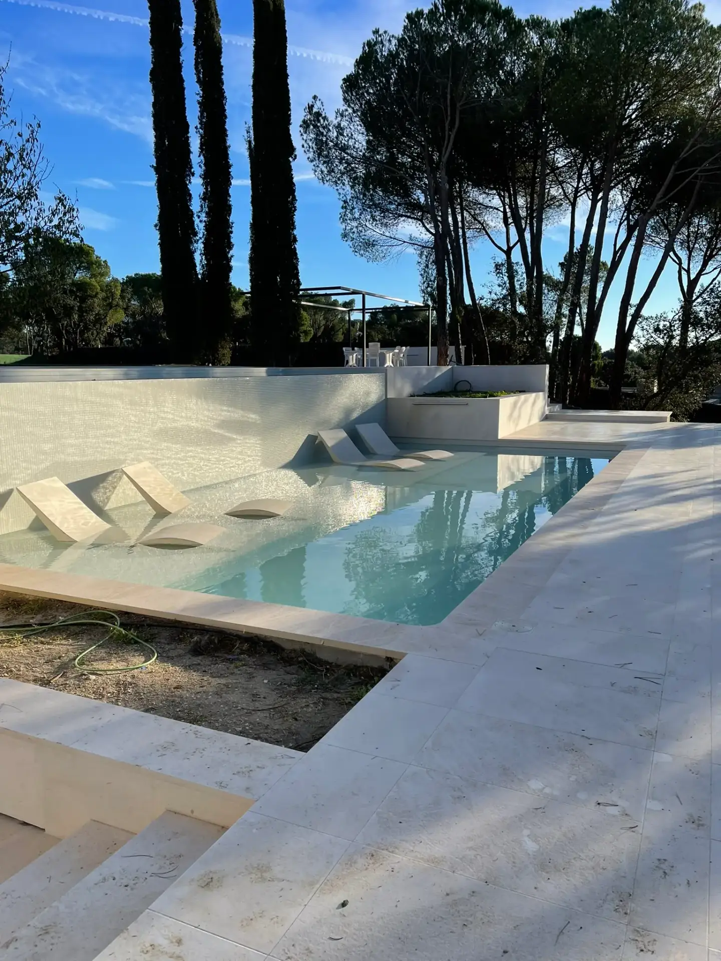 Proyecto de construcción de piscinas en Madrid con acabados modernos de alta gama
