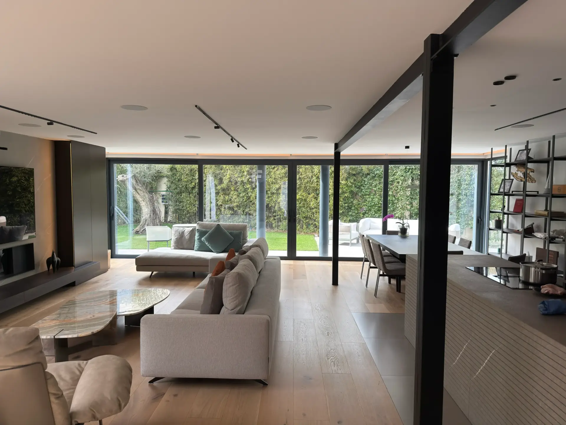 Interior de salón moderno y luminoso en una vivienda sostenible de alta eficiencia construida en Madrid