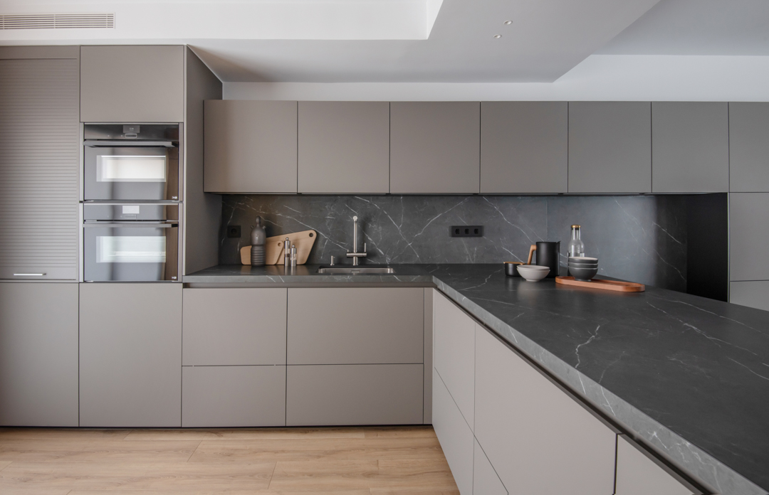 Encimera porcelánica de cocina con veta continua y acabado resistente a manchas en Madrid