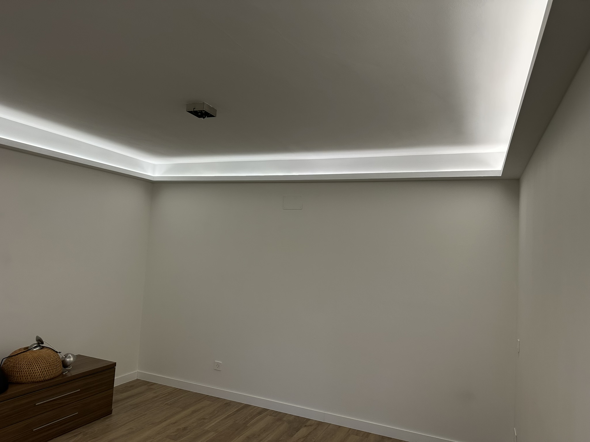 Falso techo de pladur con iluminación LED indirecta perimetral en reforma de piso