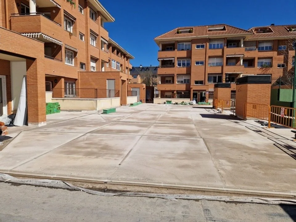 Ejecución de solera de hormigón e impermeabilización en patio de comunidad en Madrid