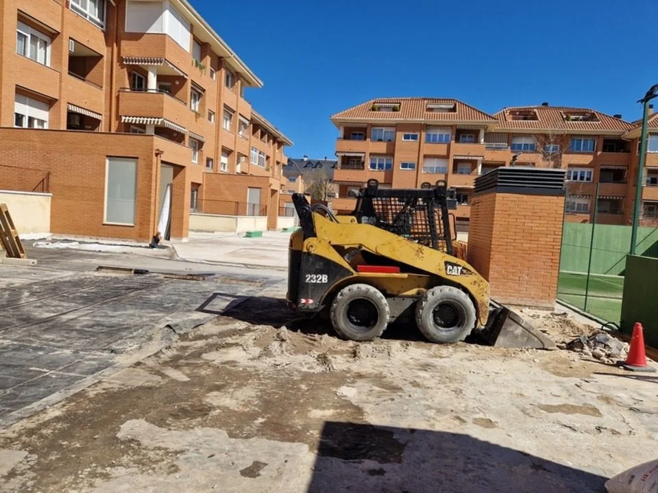 Trabajos de demolición y preparación de terreno en urbanización comunitaria en Madrid