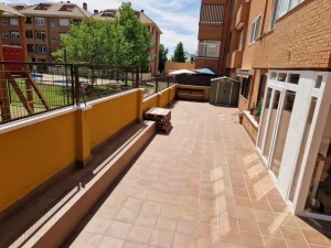 Pavimento exterior cerámico antideslizante en zona de paso comunitaria en Madrid