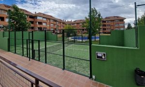 Accesos y cerramientos de pistas deportivas en complejo residencial en Madrid