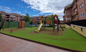 Adecuación de zona de juegos infantiles con césped en urbanización de Madrid