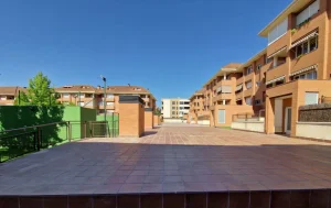 Patio comunitario rehabilitado con gres extrusionado exterior en Madrid