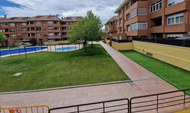 Paseos peatonales y accesos a zona de piscina comunitaria en Madrid