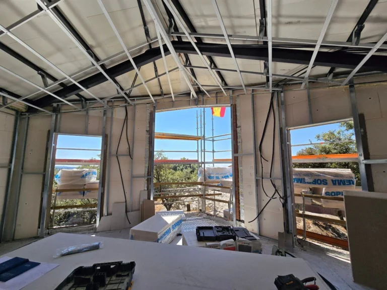 Avance de la obra interior mostrando la perfilería galvanizada para trasdosados y los futuros aislamientos térmicos.