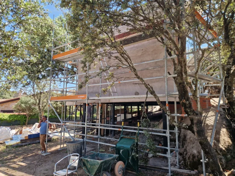 Trabajos de albañilería y cierre de fachada combinados con la estructura metálica portante.