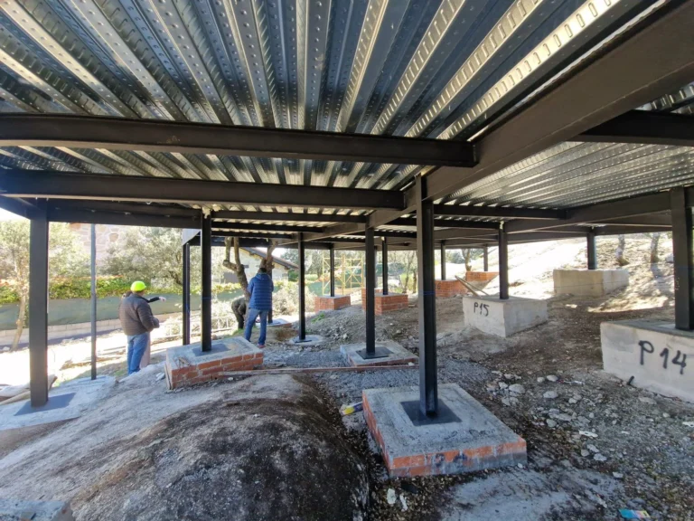Vista inferior del forjado colaborante y los pilares metálicos que elevan la vivienda para salvar desniveles.