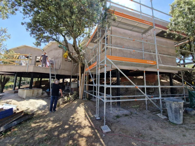 Vista del volumen principal del chalet con los cerramientos perimetrales de ladrillo en plena fase de ejecución.