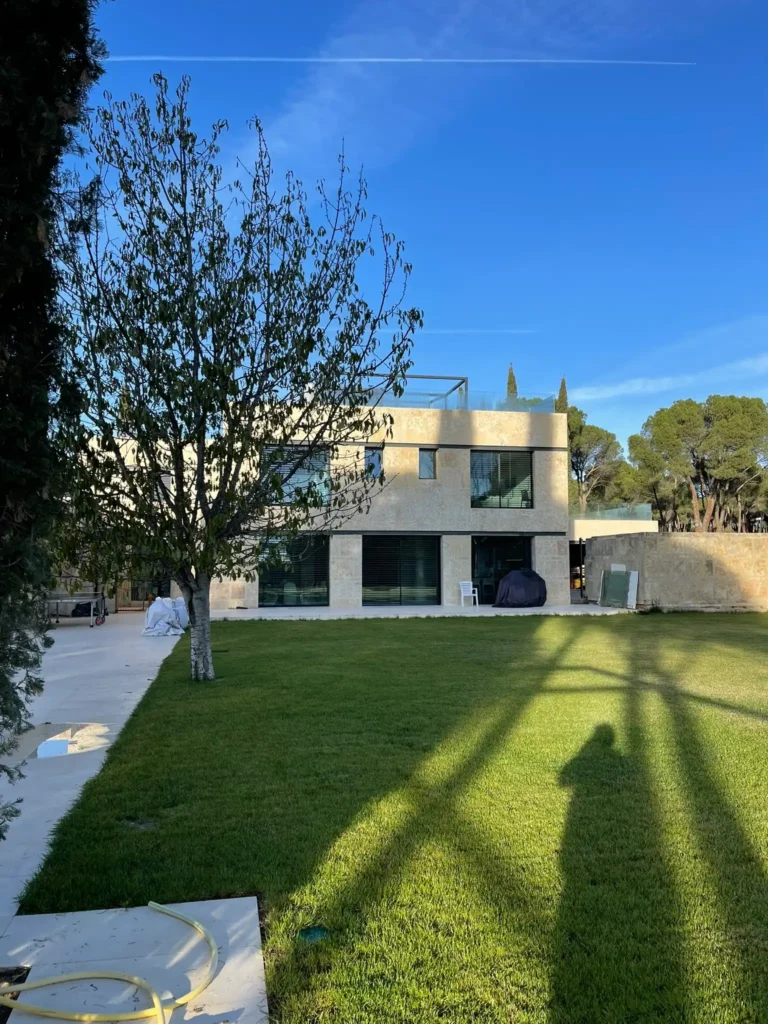 Extensa zona de césped natural y proyecto de paisajismo cuidado en los jardines de una finca privada exclusiva.