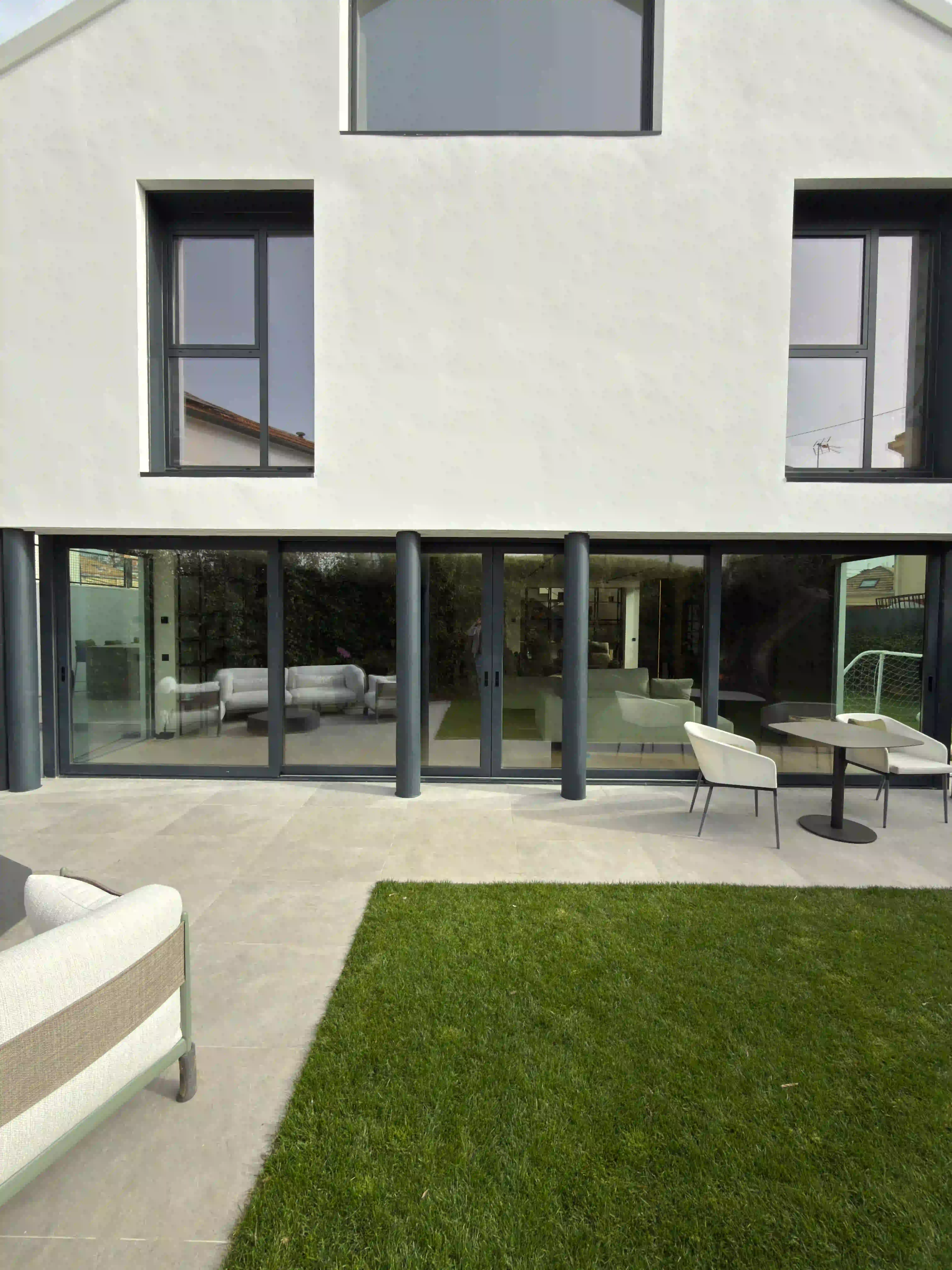 Rehabilitación exterior con fachada SATE blanco, paisajismo y ventanales de gran formato en chalet de lujo en Moncloa-Aravaca.
