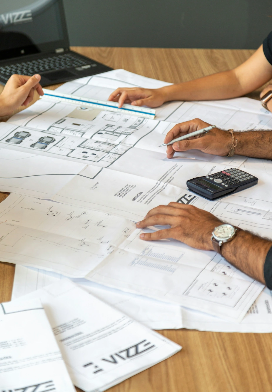 Arquitecto de Valandecor trabajando en los planos técnicos para la construcción de una vivienda unifamiliar en Madrid.