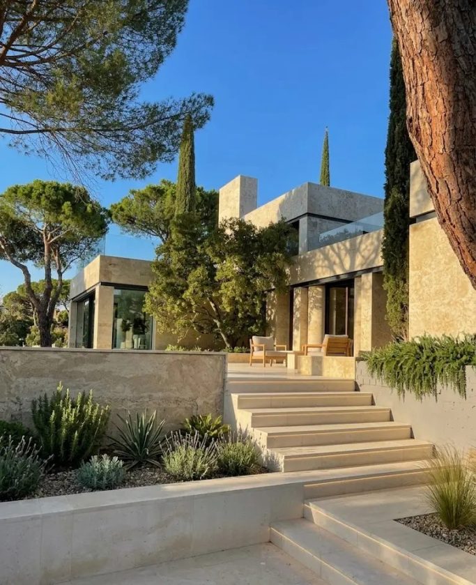 Fachada de Piedra Natural en Villa Unifamiliar Rehabilitación de fachada con revestimiento de piedra natural en chalet de lujo en Madrid por Valandecor.