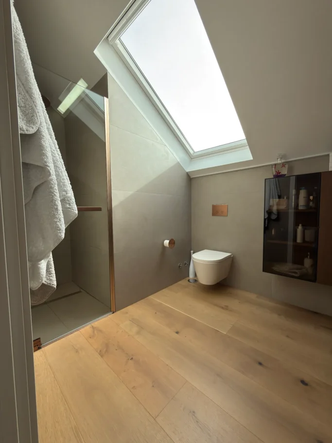 Reforma de Baño Reforma de baño en Madrid con plato de ducha, mampara y acabados premium por Valandecor.