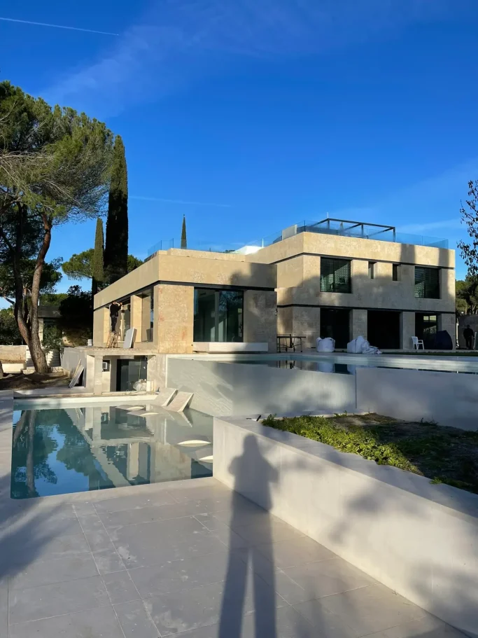 Paisajismo y Piscina Exterior de Obra Diseño de jardín exterior con piscina moderna en la reforma integral de una residencia unifamiliar.