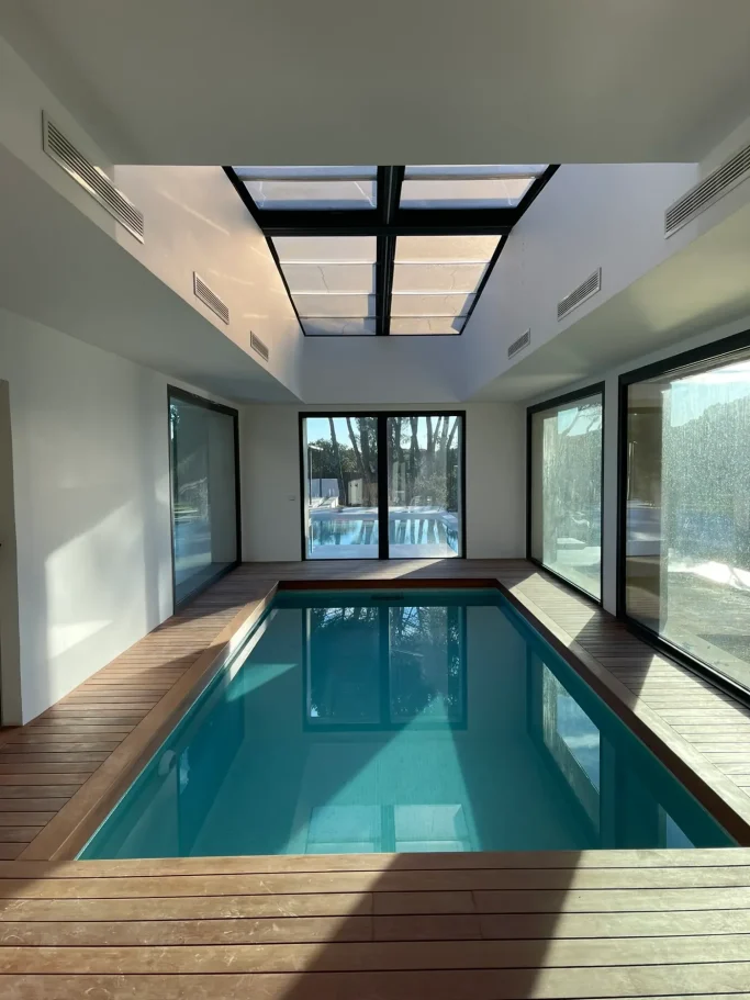 Piscina Climatizada Interior de Lujo Proyecto de piscina interior climatizada con iluminación LED en sótano de residencia unifamiliar.